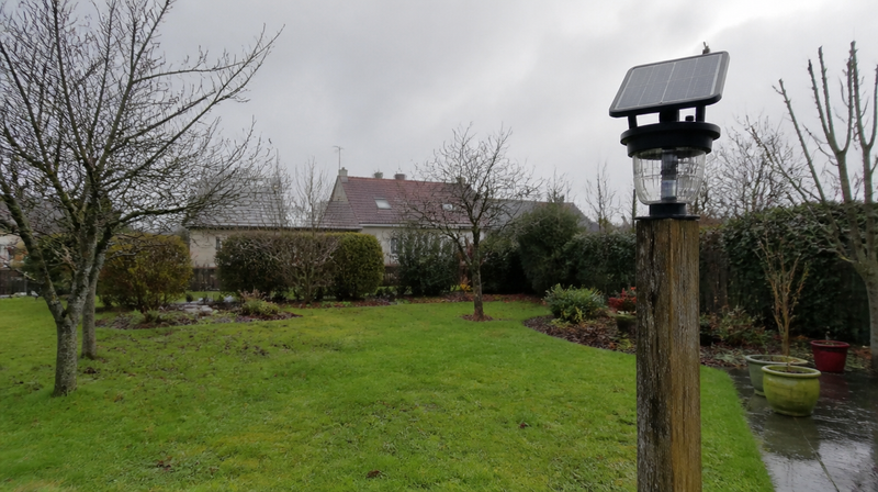 Black Friday éclairage solaire : jardin sous un ciel bas de fin novembre