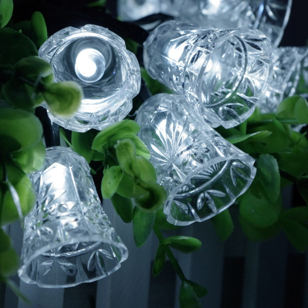 Guirlande solaire cloches de Noël multicolore en gros plan