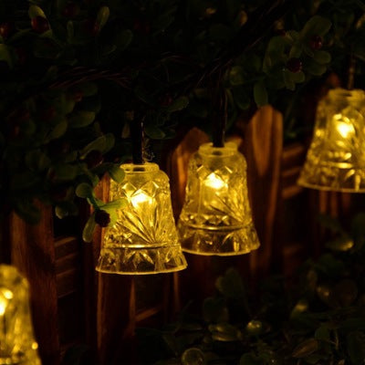 Guirlande solaire cloches de Noël multicolore installée à l'extérieur