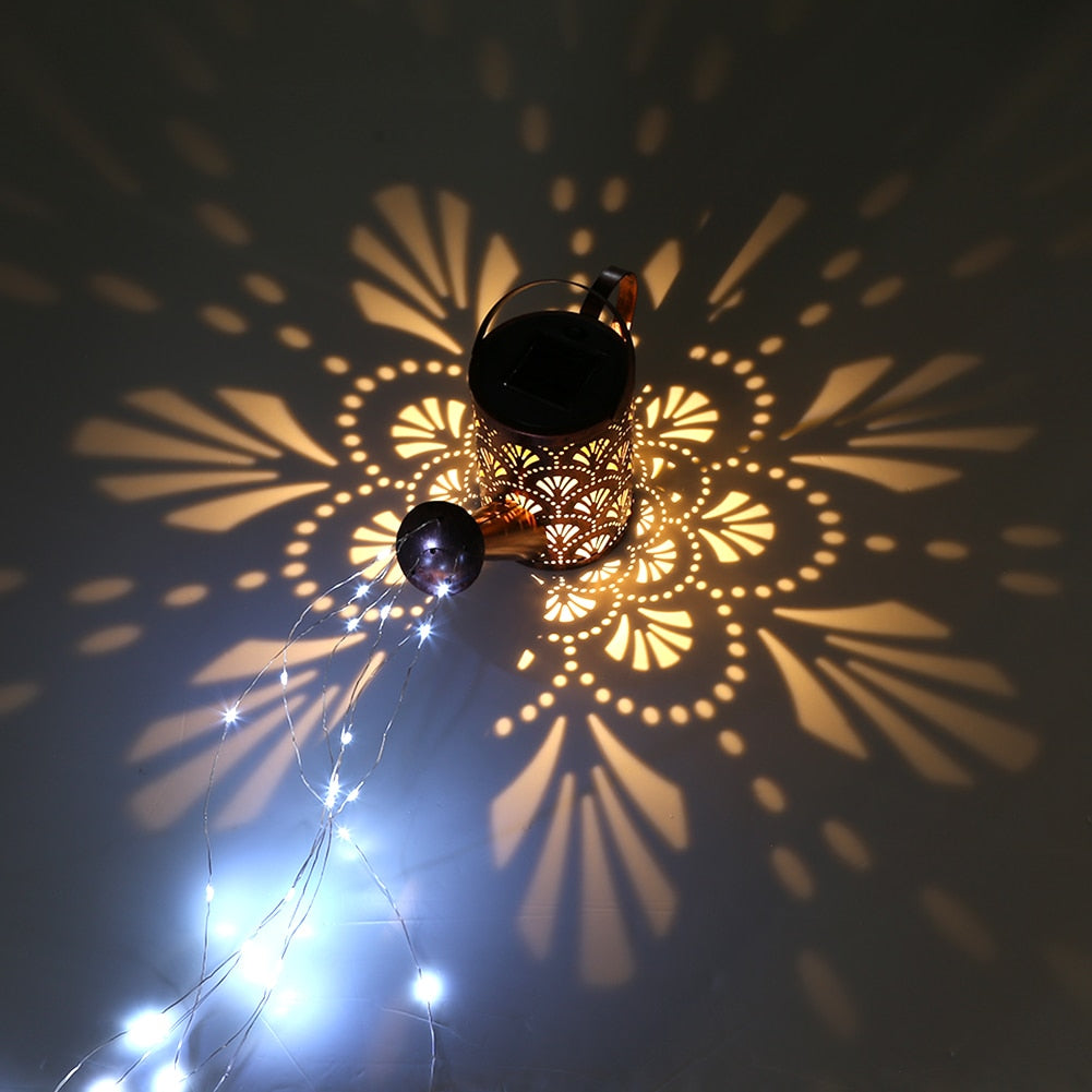 https://cdn.shopify.com/s/files/1/0271/8731/4772/products/Arrosoir-lumineux-solaire-cuivre-a-motif-eventails-2.jpg?v=1642689896