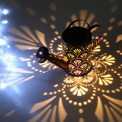 https://cdn.shopify.com/s/files/1/0271/8731/4772/products/Arrosoir-lumineux-solaire-cuivre-a-motif-eventails-3_3d32dd95-40ae-44b9-ad5a-197691522355.jpg?v=1642711389