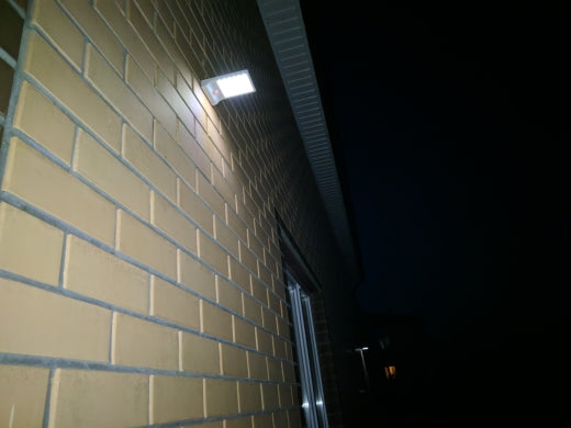 https://cdn.shopify.com/s/files/1/0271/8731/4772/products/Lampadaire_Solaire_Blanc_Noire_500_Lumens2.jpg?v=1584822489