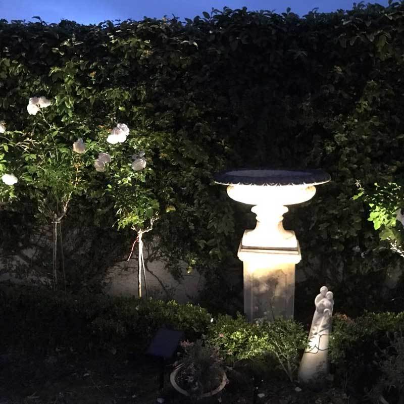 https://cdn.shopify.com/s/files/1/0271/8731/4772/products/Lampes-Solaires-Jardin-4-Projecteur-LED-8.jpg?v=1584822651