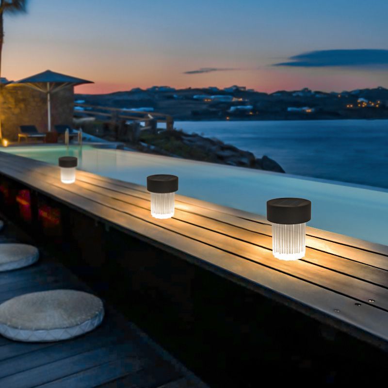 https://cdn.shopify.com/s/files/1/0271/8731/4772/products/Luminairesolaireexterieurdesign_3.jpg?v=1677188654