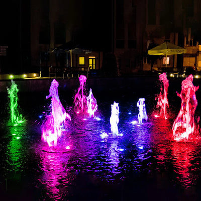 Spot solaire sous-marin RGB allumé la nuit