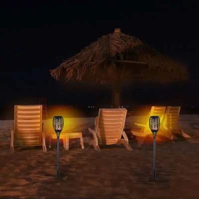 Plusieurs lampes solaires effet flamme dans un massif