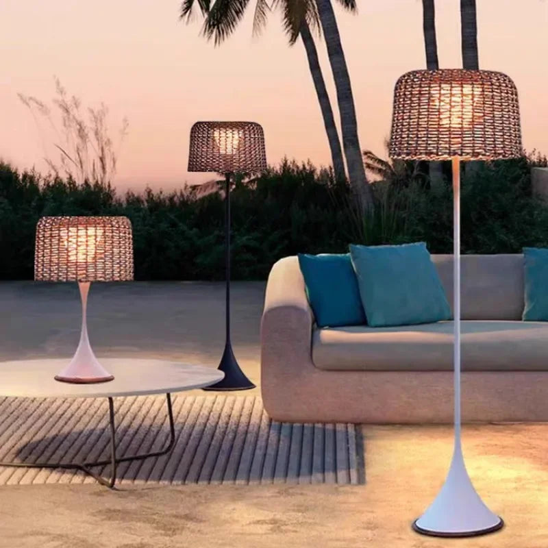Lampadaire Solaire DĂ©coratif en Rotin pour Terrasse â installĂ© en extĂ©rieur sur un mur