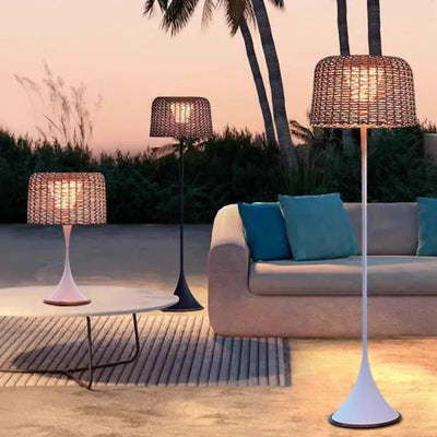 Lampadaire Solaire DĂ©coratif en Rotin pour Terrasse â installĂ© en extĂ©rieur sur un mur