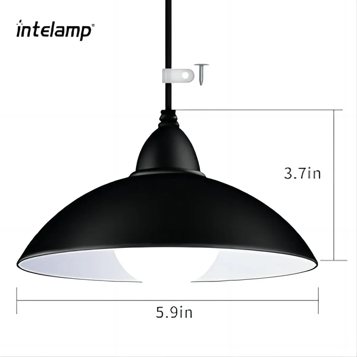 Lampe solaire autonome installée dans une grange