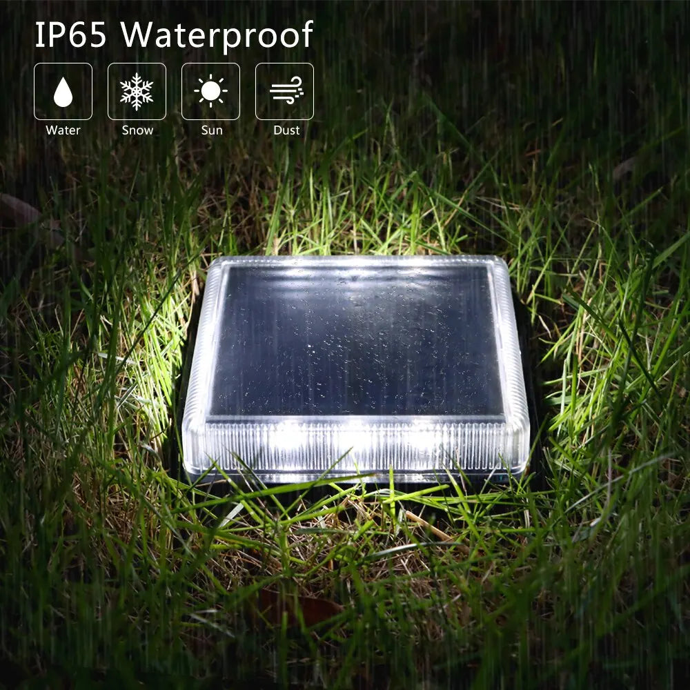 Lampe solaire de terrasse installée sur des marches