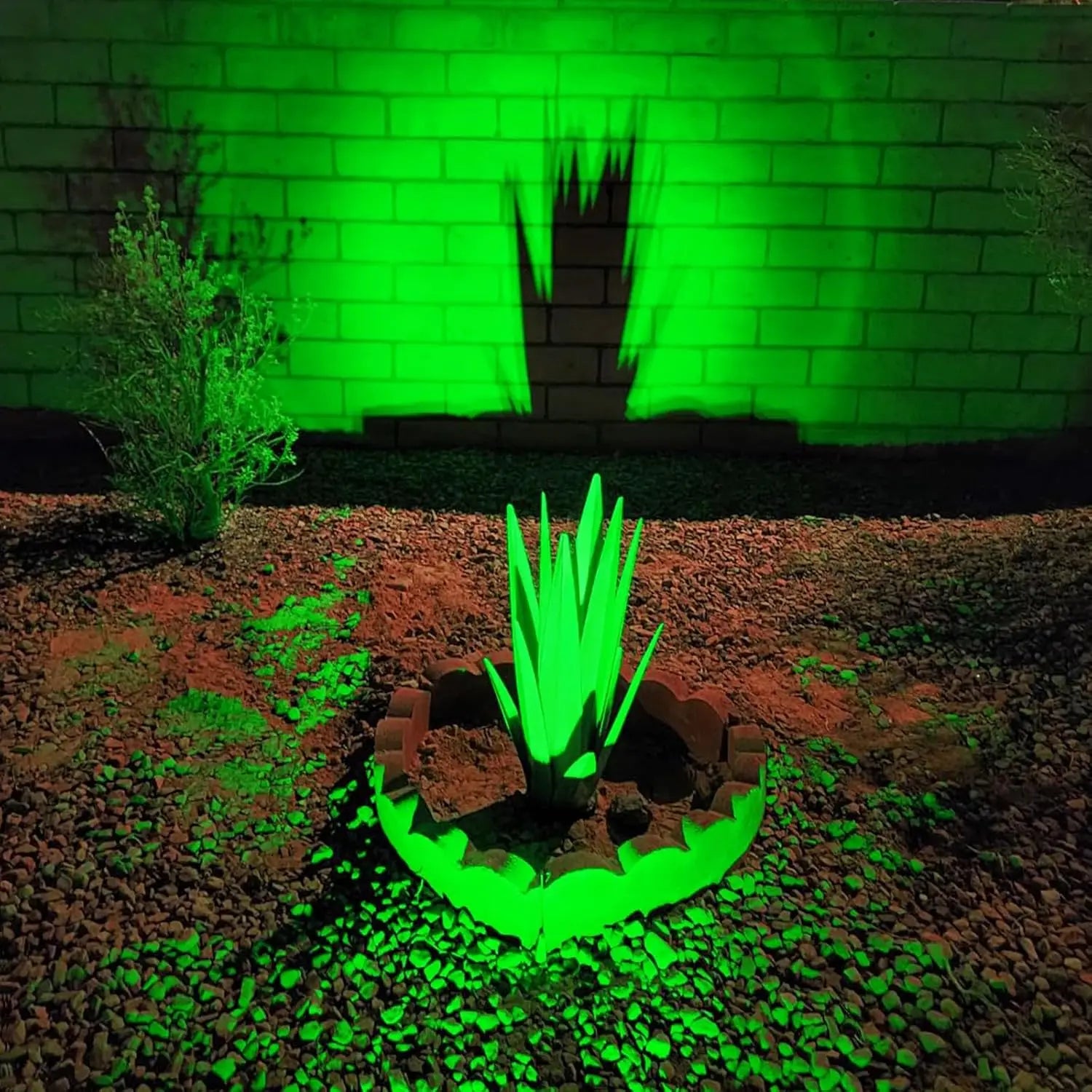 Projecteur solaire étanche IP65 éclairant un paysage