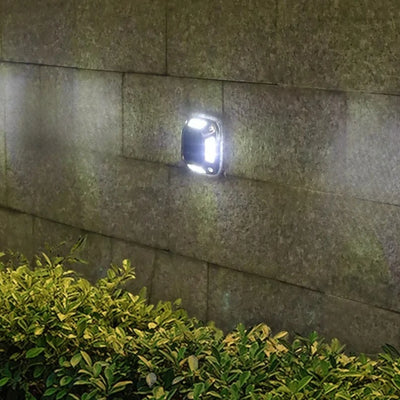 Lampe solaire de sol éclairant une allée la nuit