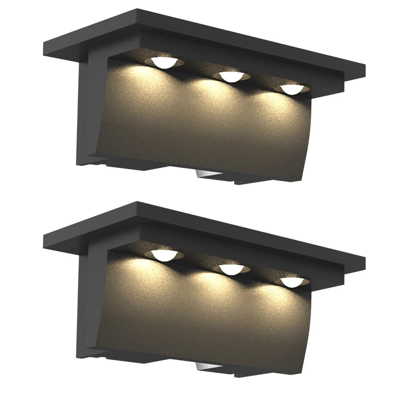 Lampe solaire RGB éclairant un escalier extérieur la nuit