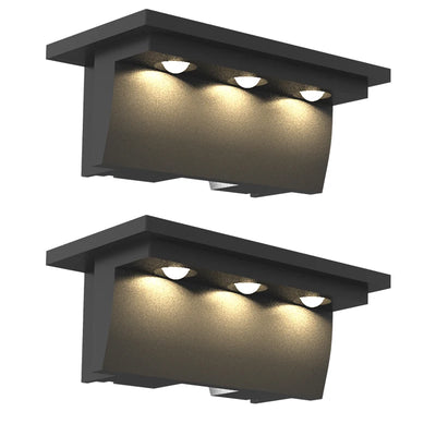 Lampe solaire RGB éclairant un escalier extérieur la nuit