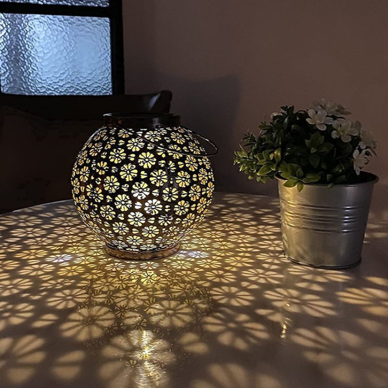 https://cdn.shopify.com/s/files/1/0271/8731/4772/files/grande-lanterne-solaire-exterieur-2.jpg?v=1709933917