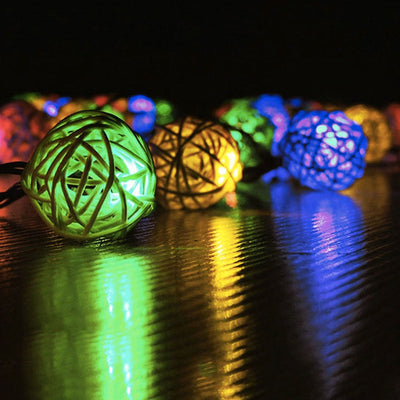https://cdn.shopify.com/s/files/1/0271/8731/4772/products/guirlande-solaire-boule-de-rotin-multicolore_1.jpg?v=1584822380