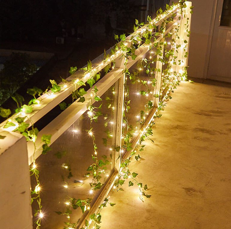 Guirlande solaire lierre décorant un balcon