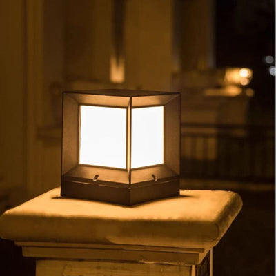 https://cdn.shopify.com/s/files/1/0271/8731/4772/files/lampe-solaire-design-cube-11.jpg?v=1711471694