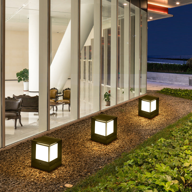 https://cdn.shopify.com/s/files/1/0271/8731/4772/files/lampe-solaire-design-cube-multicolore-0.jpg?v=1712984918