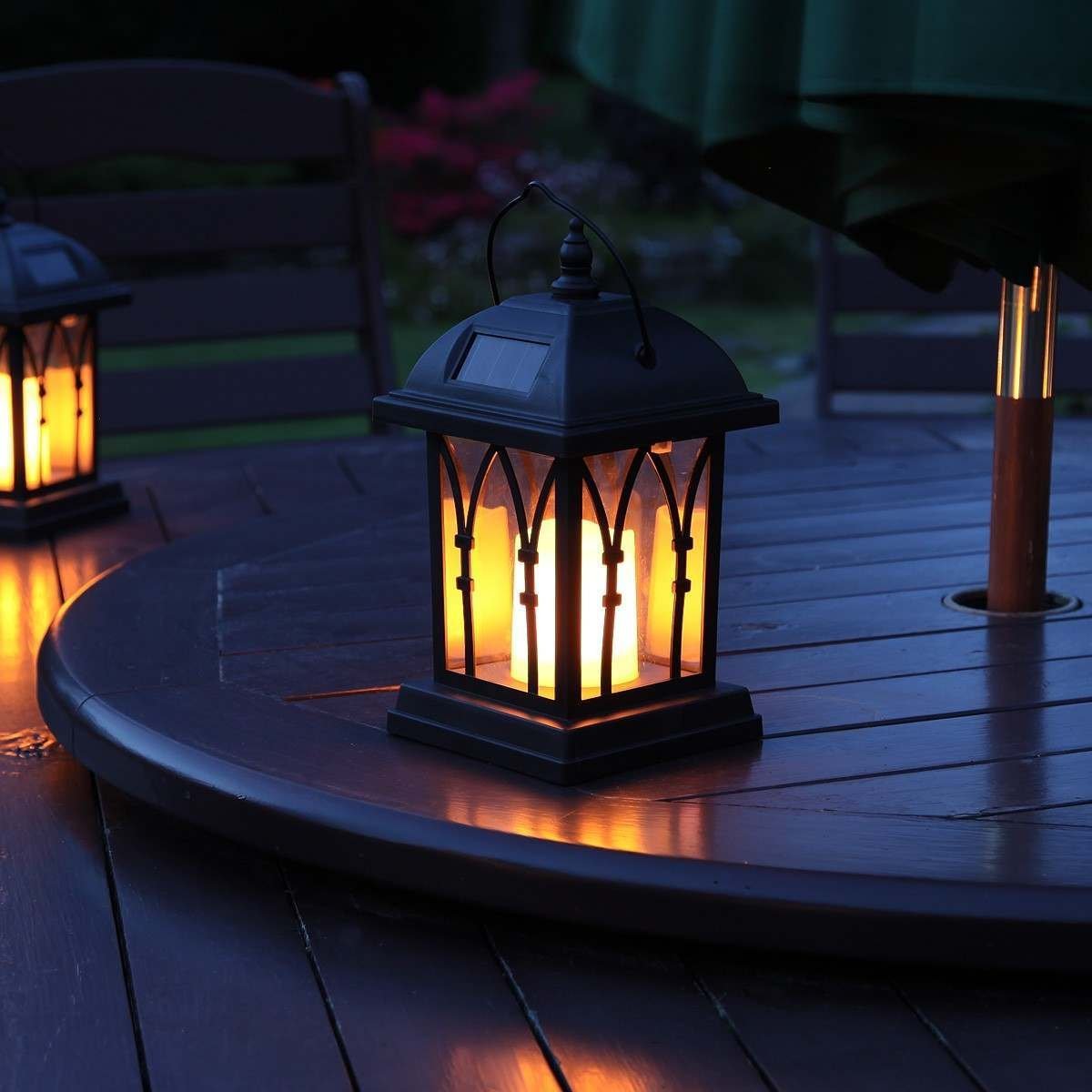 https://cdn.shopify.com/s/files/1/0271/8731/4772/products/lampe-solar_Lanterne_Solaire_Exterieur_a_suspendre_Bougie_Contemporaine_5.jpg?v=1681868453
