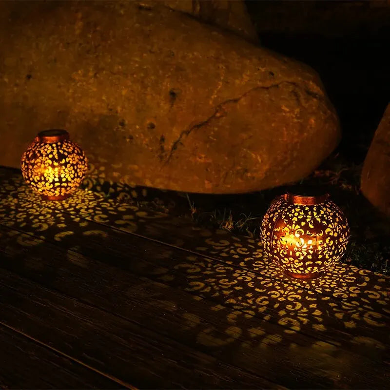 https://cdn.shopify.com/s/files/1/0271/8731/4772/files/lanterne-solaire-metal-fleur-3_62ad130e-dafc-4ab0-8ed8-ed1dc51aa16c.jpg?v=1725975357