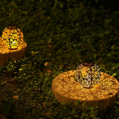 https://cdn.shopify.com/s/files/1/0271/8731/4772/files/lanterne-solaire-metal-fleur.jpg?v=1725974848