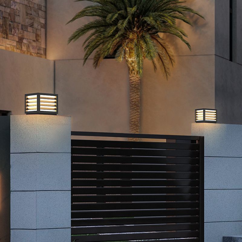 Lampe solaire cube design moderne allumée
