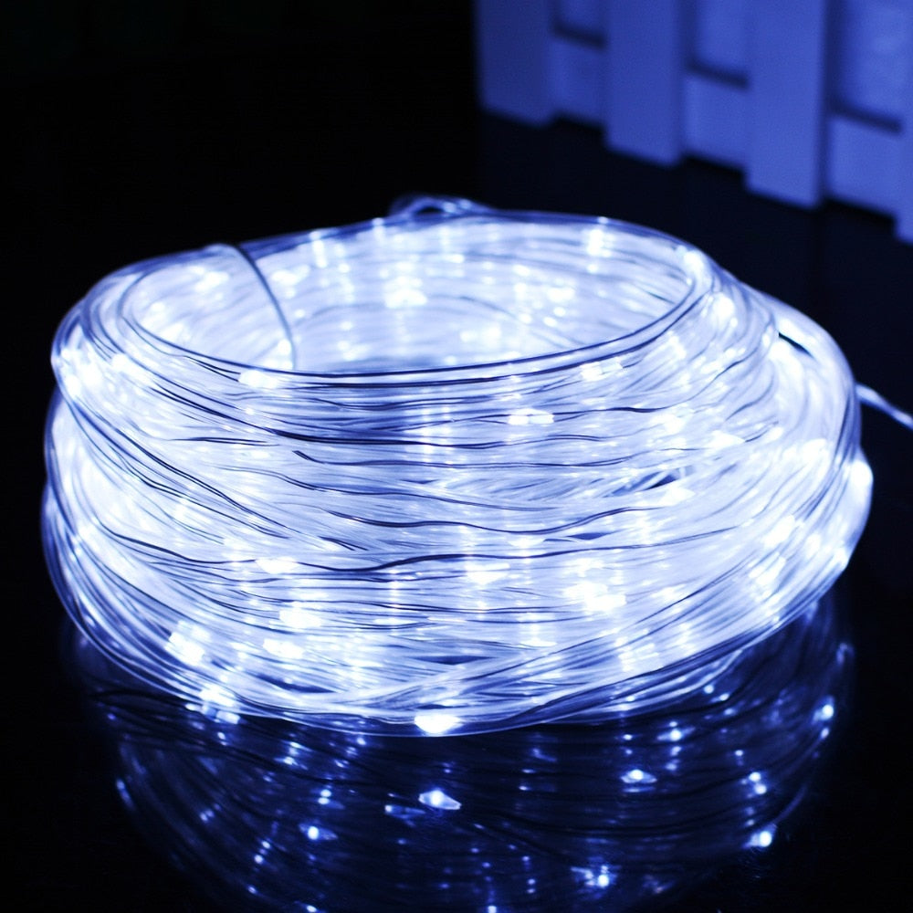 Tube lumineux solaire jaune en extérieur la nuit