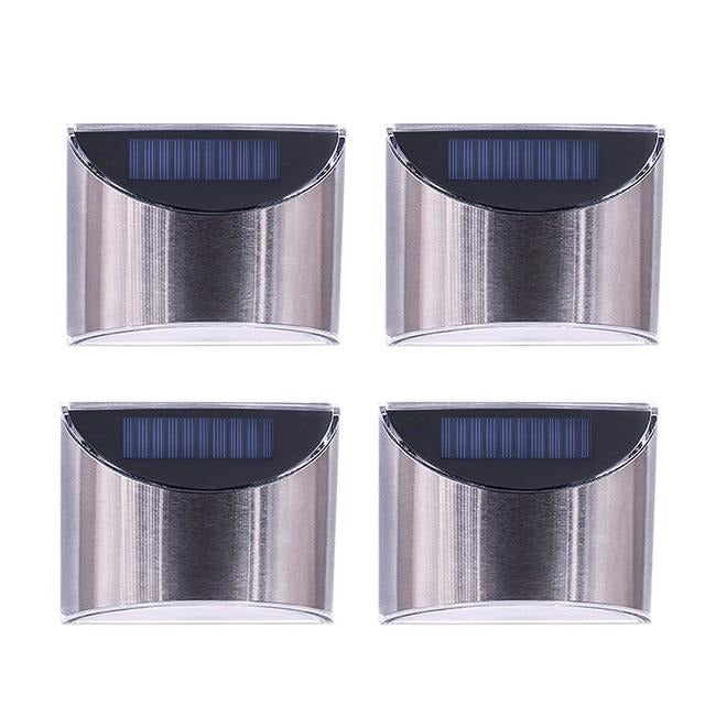 Applique solaire LED inox installée sur un mur