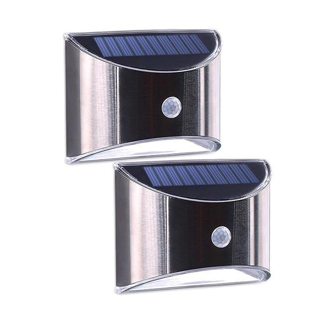 Applique solaire inox éclairant une entrée extérieure