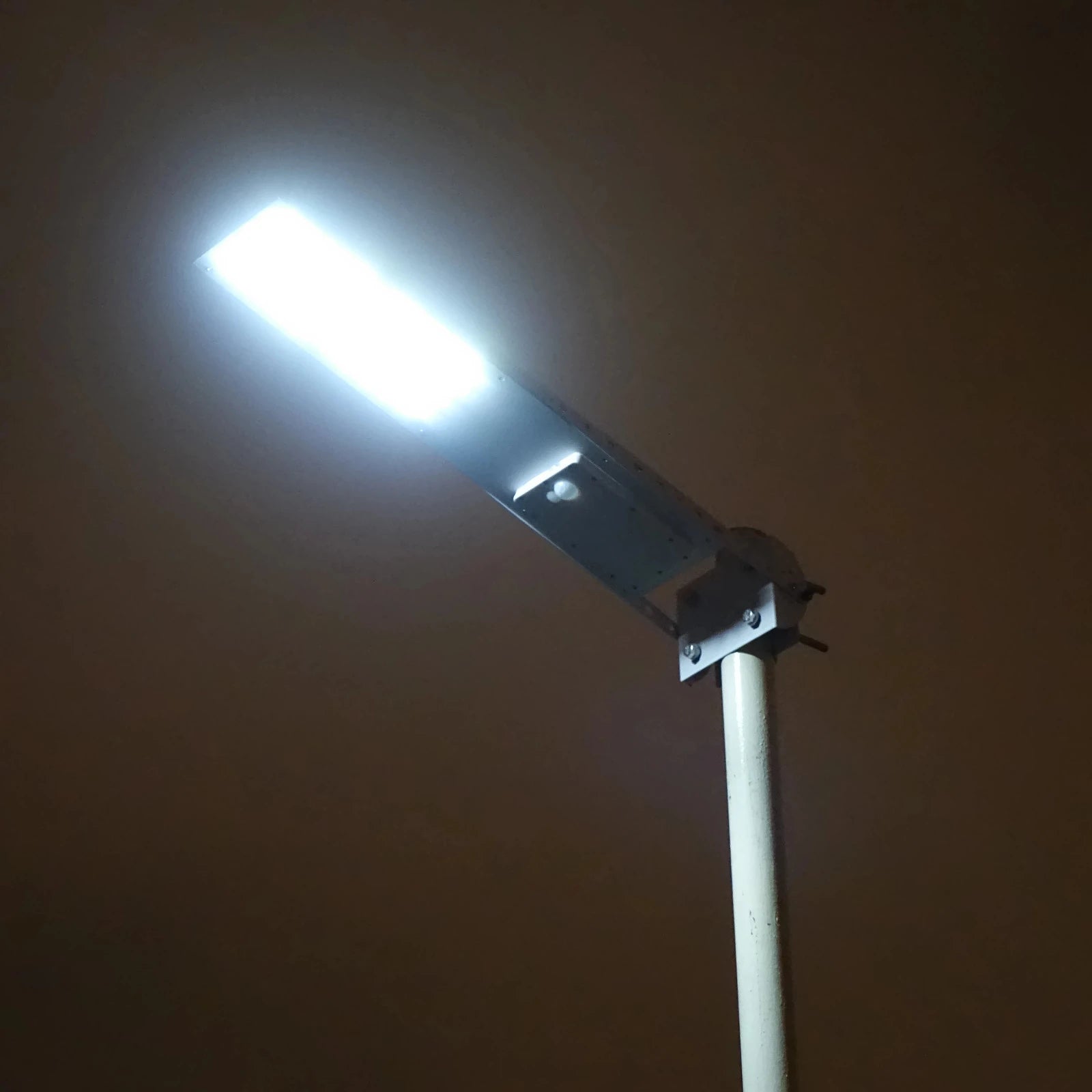 Lampadaire solaire 62 LED à détecteur de mouvement