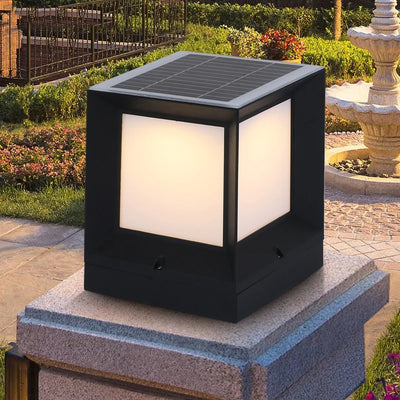 Borne solaire en aluminium installée dans un jardin
