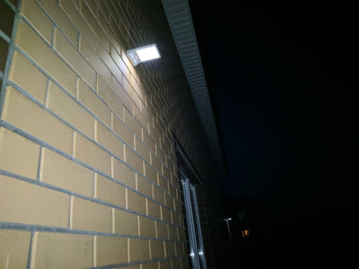 https://cdn.shopify.com/s/files/1/0271/8731/4772/products/Lampadaire_Solaire_Blanc_Noire_500_Lumens2.jpg?v=1584822489