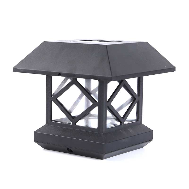 Lampe solaire chapeau de pilier carré noir installée sur un portail