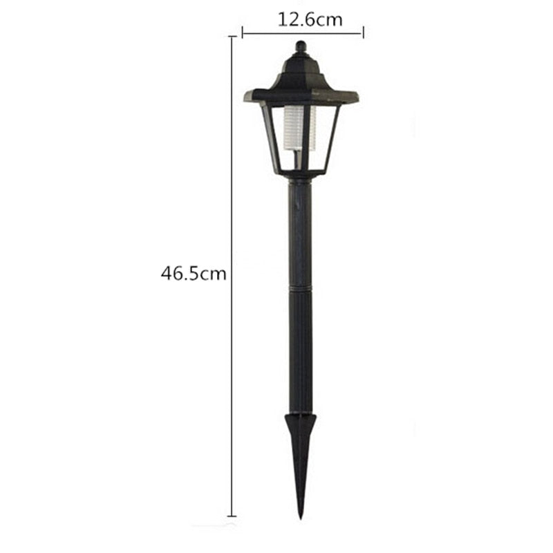 Piquet solaire balise chapeau pointu noir installé dans une allée de jardin