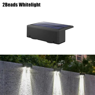 Plusieurs appliques solaires alignées sur une clôture
