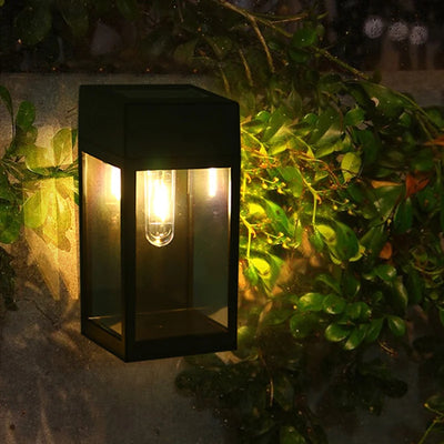 Applique solaire murale LED éclairant une cour la nuit