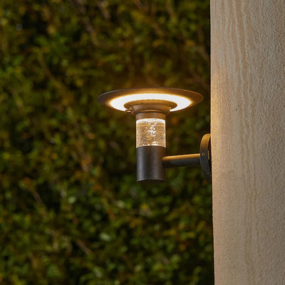 Applique solaire fixée sur un mur de terrasse
