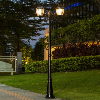 Lampadaire solaire installé devant une villa