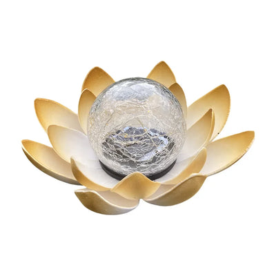 Lampe solaire boule en verre éclairant un jardin la nuit