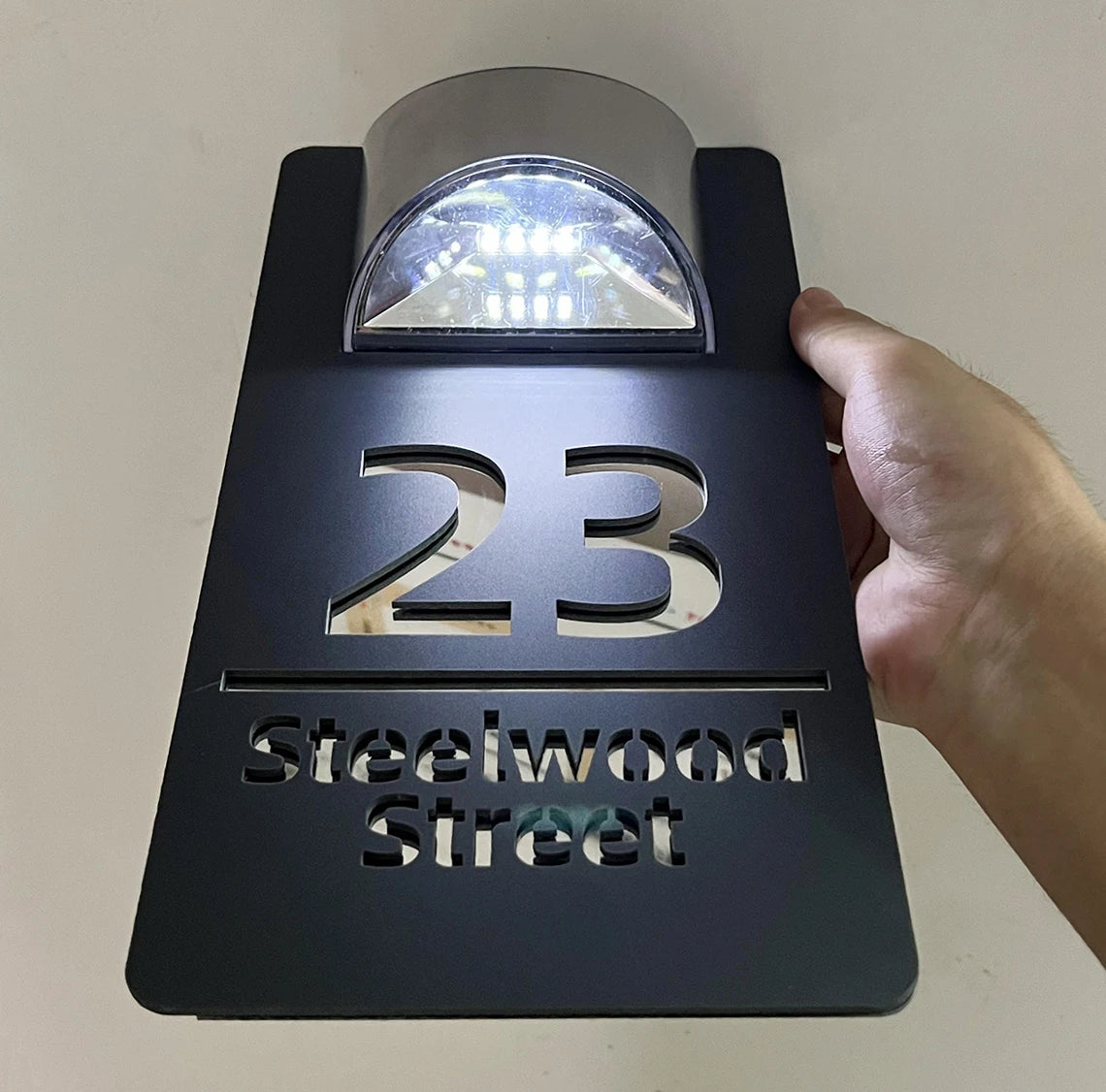 Plaque numéro de maison solaire LED personnalisée