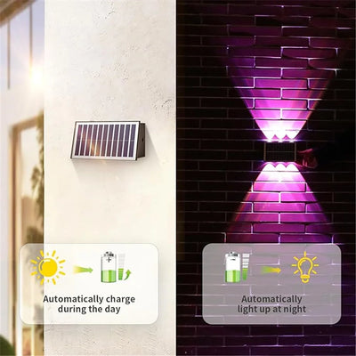 Applique solaire murale RGB fixée sur un mur de jardin