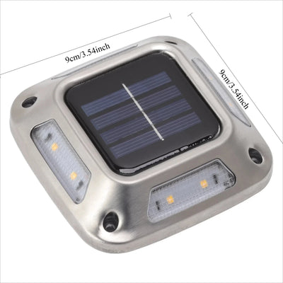 Lampe solaire de sol installée le long d'un chemin