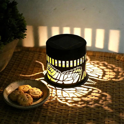 Lampe solaire décorative motif aigle sur une terrasse extérieure