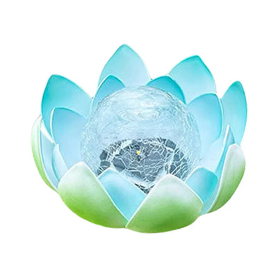 Lampe solaire boule craquelée posée dans un jardin