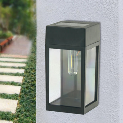 Applique solaire LED fixée sur un mur de jardin