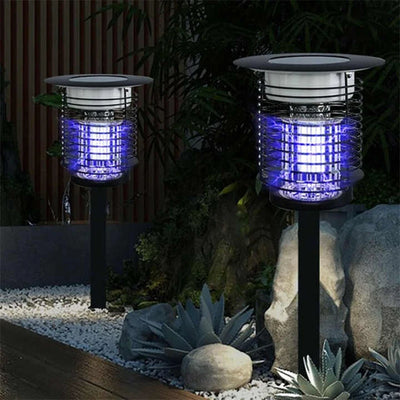 Lampe solaire anti-moustique suspendue dans un jardin