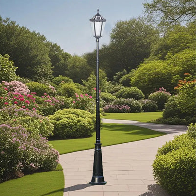 Lampadaire solaire en aluminium installé dans une cour