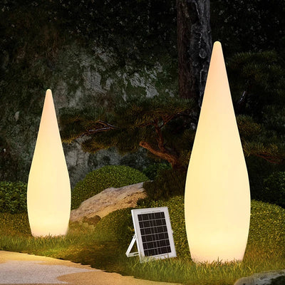 Lampe solaire goutte d'eau éclairant une pelouse