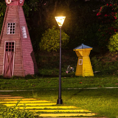 Lampadaire solaire de jardin installé devant une villa